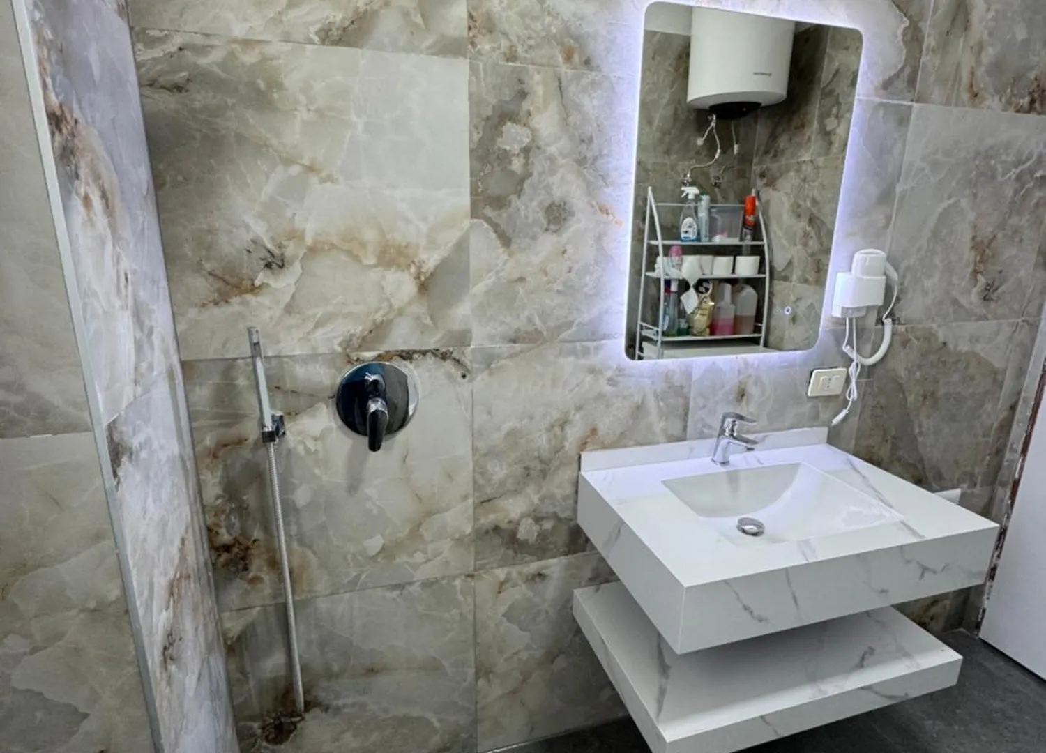 Arol Apartment, Golem